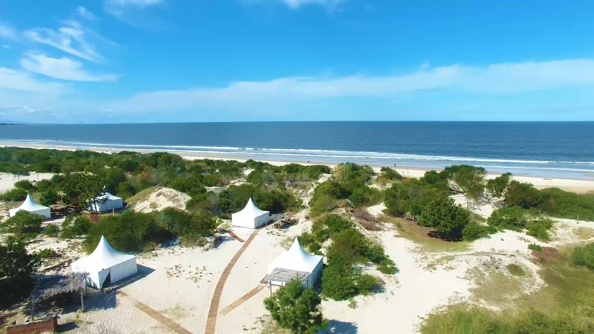Vista Glamping Playa Escondida y la playa desde un drone