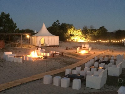 Casamiento Playa Escondida Eventos 2018 - Livings al aire libre y fogón en la noche