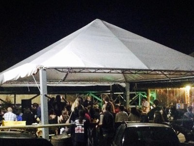 Evento exterior con parrilla y música